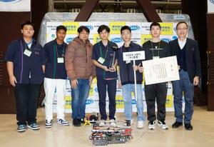 第10回廃炉創造ロボコンで最優秀賞を獲得したタイ高専のメンバーら=20日午後、福島県楢葉町