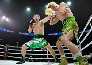 　４回、那須川天心を攻める井上拓真（左）＝トヨタアリーナ東京