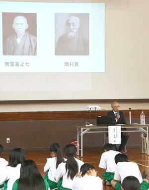 岡村貢の功績や、江戸時代の地域の産業について学んだ出前授業=南魚沼市中