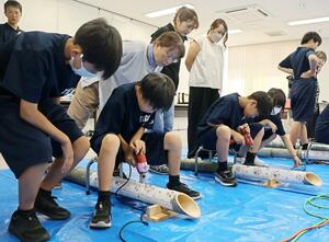親子で竹明かりを作る田上中の1年生ら=田上町原ケ崎新田