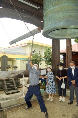 鐘を突き戦没者を追悼した「平和の鐘」＝１５日、妙高市の新井別院