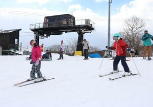 降ったばかりの雪の感触を楽しみながら滑る来場者=佐渡市金井新保