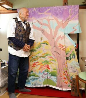 小林幸子さんに贈る着物と制作した村山雨景さん=長岡市希望が丘1