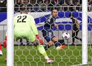 日本-バーレーン 後半、チーム2点目のゴールを決める久保(右)=埼玉スタジアム