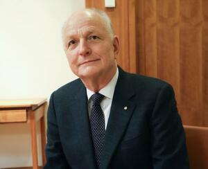 共同通信のインタビューに応じる、ノーベル生理学・医学賞選考委員長を務めるオッレ・シェンペさん(共同)