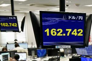 　一時１ドル＝１６２円台後半を付けた円相場を示すモニター＝１日午前、東京都港区の外為どっとコム