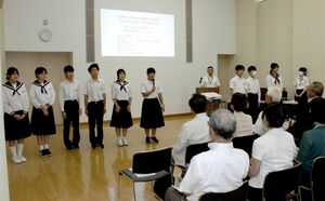 長崎の平和祈念式典に参加した中学生による報告会=妙高市役所