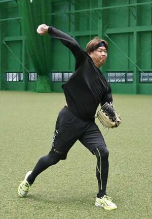 　キャッチボールする阪神・西勇＝兵庫県尼崎市