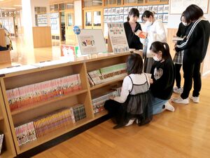 畑野小が設置した漫画コーナー。多くの本が地域住民らの寄付によるものだ=佐渡市畑野