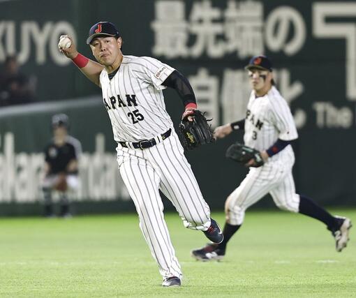 ５回チェコ無死、ムジークのゴロを一塁に送球する三塁手岡本＝東京ドーム