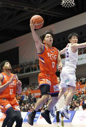 新潟-岡山 第3クオーター、シュートを決める樋口蒼生=アオーレ長岡