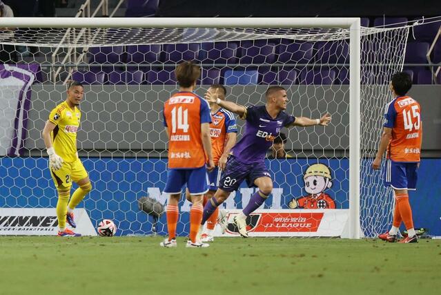 前半２７分、広島に１－１の同点に追いつかれる＝６月２６日、Ｅピース