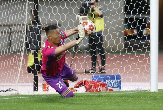 新潟ー北九州 PK戦で、相手の4人目のシュートを防ぐ新潟のGK阿部航斗=ビッグスワン