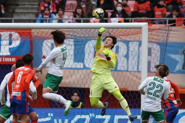 新潟-東京V 後半、GK藤田和輝がパンチング=ビッグスワン