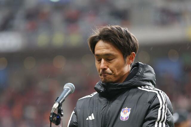 ホーム最終戦後、サポーターに退団のあいさつをするＭＦ島田譲。感極まり声が詰まる場面もあった＝１１月３０日、デンカビッグスワン