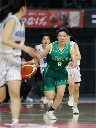 女子１回戦　明徳義塾（高知）－新潟産大付　第３クオーター、速攻を仕掛ける新潟産大付の泉水葵衣＝東京都調布市西町の京王アリーナＴＯＫＹＯ