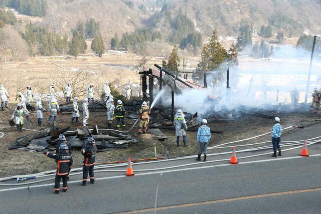 建物火災の現場＝２０２６年３月２９日午後４時前、長岡市栃尾大野