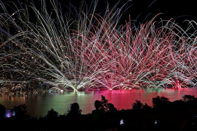 色鮮やかな扇形の花火が川面を彩った咲花温泉水中花火大会＝１２日、五泉市佐取