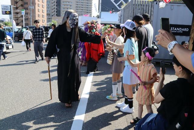 妖怪姿でピアＢａｎｄａｉを練り歩いた「百鬼昼行」＝６日、新潟市中央区