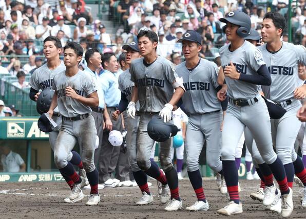 中越－関東第一　関東第一（東東京）に１－６で敗れ、ベンチに引き上げる中越の選手たち＝甲子園