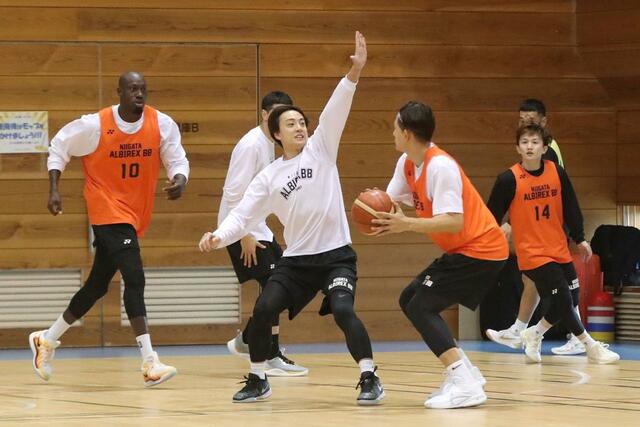 アウェー東京Ｚ戦に向け練習する新潟の選手ら＝１０月３０日、長岡市の中之島体育館