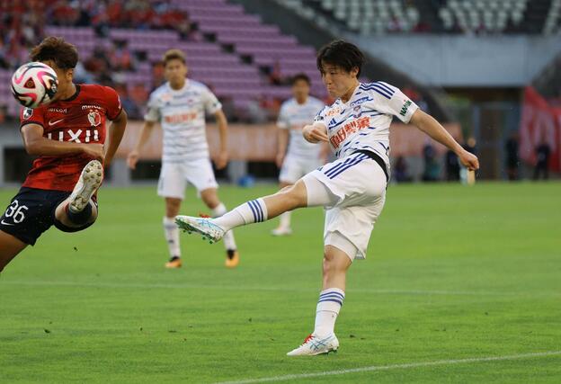 前半、ゴールを狙うFW奥村仁=カシマスタジアム
