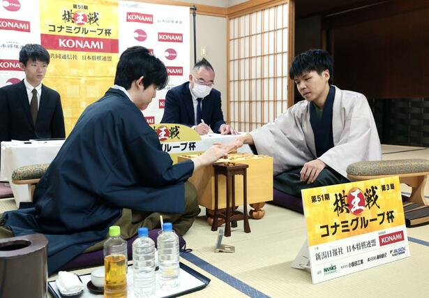 感想戦で対局を振り返る両者＝１日、新潟市中央区