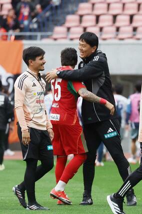 決勝点を挙げたＦＷマテウス・モラエスを笑顔で出迎える船越優蔵監督＝ビッグスワン