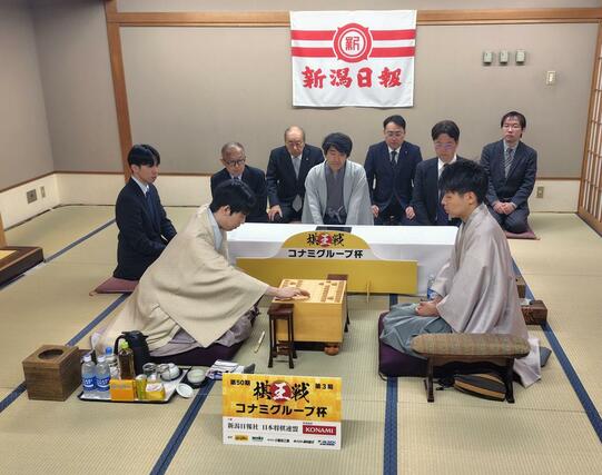 対局開始。藤井棋王(右)の先手で対局が始まる。挑戦者は増田康宏八段