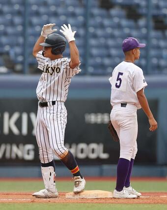 東京学館－帝京長岡　８回帝京長岡２死二塁、渡邉侑耶が適時三塁打を放ち２－１。三塁上でベンチを盛り上げる渡邉＝エコスタ