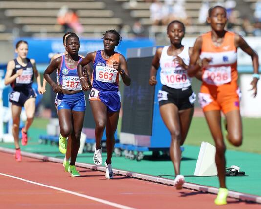 女子１５００メートル決勝　４分１８秒２７で５位入賞のマーガレット・アロットエカラレ（５６２）＝７月２９日、福岡市
