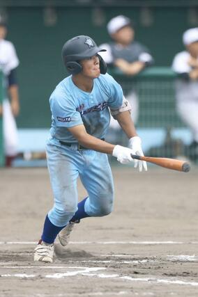 加茂暁星－五校連合　６回加茂暁星２死一、二塁、神田大誠が適時２塁打を放ち７－６＝９月６日、新発田市五十公野公園野球場