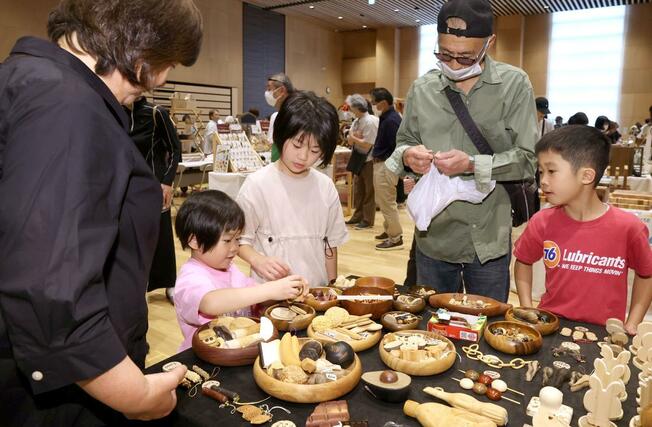 来場者が手作り品の買い物を楽しんでいるハンドメイドフェス＝３１日、長岡市中央公園
