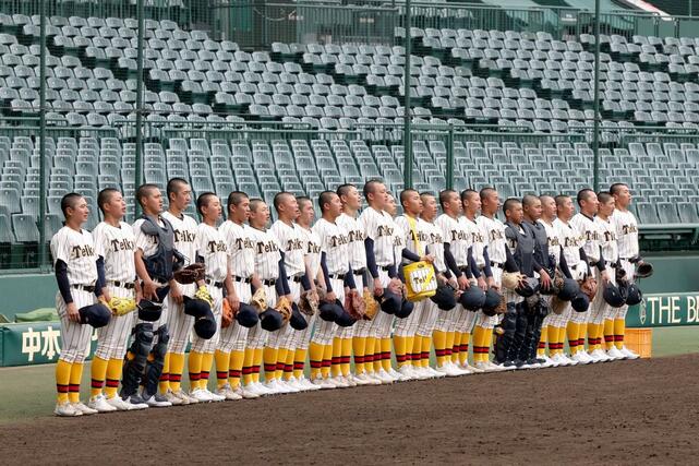整列して練習開始の合図を待つ帝京長岡の選手ら=15日、甲子園