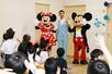 ミッキーマウスたちと大喜びで触れ合う子どもたち=新潟市東区紫竹卸新町