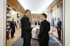 　昨年３月にベルリンでメルツ氏（中央左）と会ったフランスのマクロン大統領（同右）。マクロン氏が自身の公式Ｘに投稿した（共同）