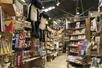 ５月末で閉店する「ヴィレッジヴァンガード」本店の店内＝９日、名古屋市