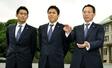 天皇、皇后両陛下との懇談を終え、記者の質問に答えるサッカーＷ杯日本代表の（左から）川口能活選手、長谷部誠選手、岡田武史監督＝２０１０年７月９日、皇居・宮内庁前