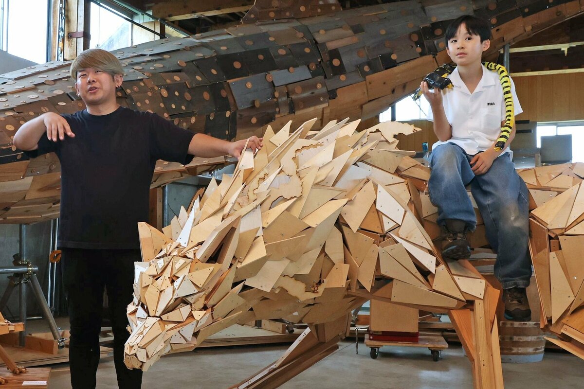 廃材アート・加治聖哉さん×小学生…年の差20歳、工作友達の2人が合同