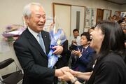 ［田上町長選挙2026］１票差の超激戦制し、現職佐野恒雄氏が３選「勝利は奇跡」　前町議の今井幸代氏に競り勝つ