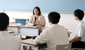 自身の海外での経験などについて語る外務省職員の阿部祥菜さん=新潟市中央区関新3