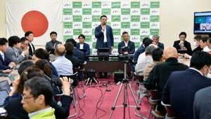 　大阪維新の会府議団の会合で、大阪府議会定数削減案について説明する河崎大樹代表（奥中央）＝１０日午後、大阪府庁