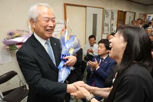 わずか1票差の勝利で3選を果たし喜ぶ、現職の佐野恒雄氏=31日午後11時前、田上町