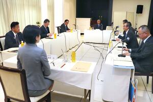 花角英世知事と5市町の首長が意見を交わした懇談会=4月22日、南魚沼市