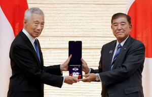 勲章伝達式でシンガポール前首相のリー・シェンロン上級相(左)と写真に納まる石破首相=25日午後、首相官邸