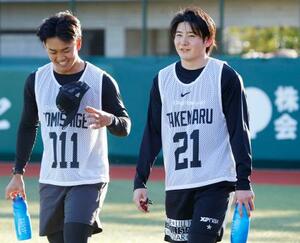 新人合同自主トレに参加し、笑顔を見せる巨人・竹丸。左は冨重=ジャイアンツタウンスタジアム
