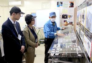 セイデンテクノの製造現場を視察する三条市立大の職員=佐渡市竹田