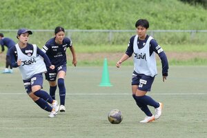 練習に励むFW那須野陽向(右)=聖籠町