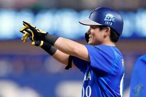 　７回、決勝打を放ちポーズをとるＤｅＮＡ・林＝バンテリンドーム