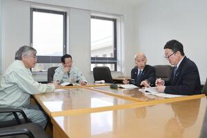今後の活動方針について話し合う阿賀一志会の4人=阿賀町役場